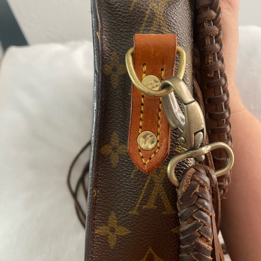 Stunning Authentic LV with turquoise buckle and braiding detail - Picture 5 of 9